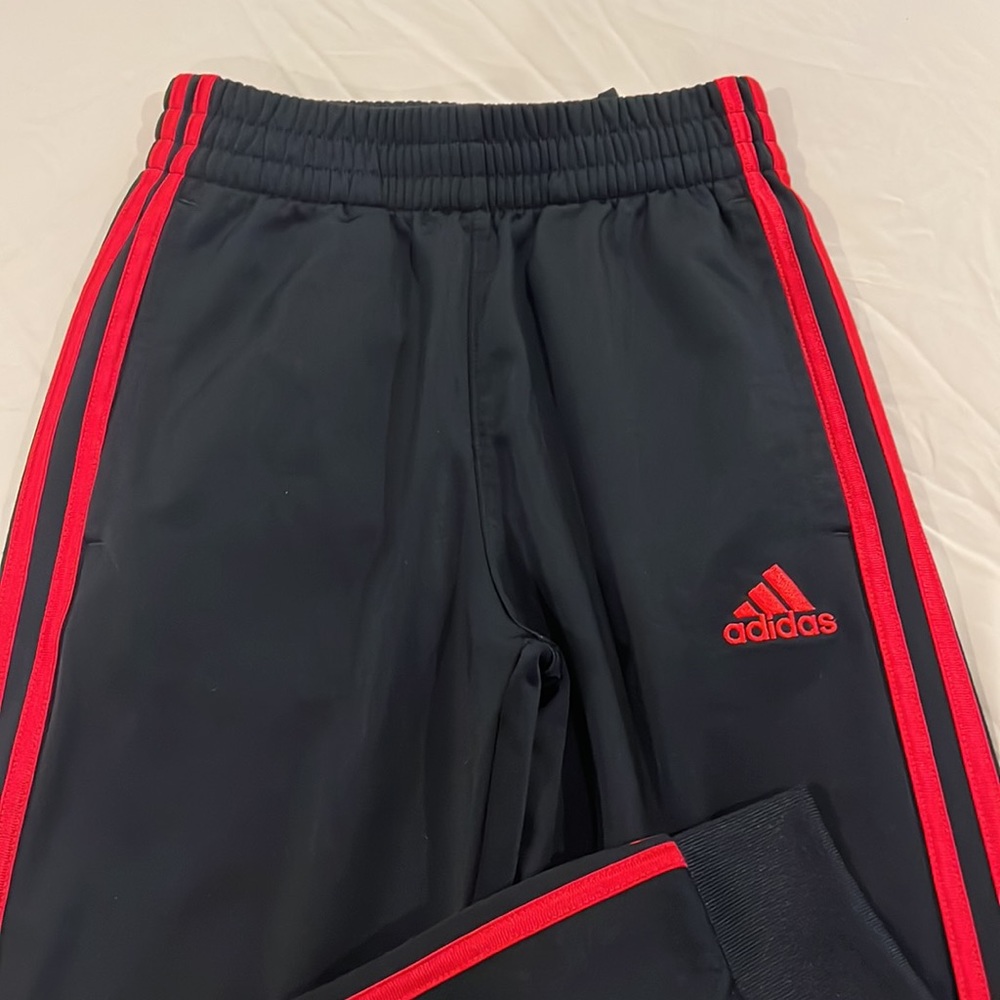 ADIDAS boys Joggers. Size S/8 Scuff on right knee.